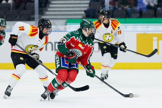 Brynäs Julia Östlund och Frölundas Michelle Karvinen