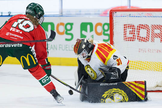 Frölundas Emilia Vesa och Brynäs målvakt Ena Nystrøm