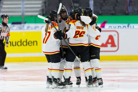 Brynäs Sara Cajanova jublar med lagkamrater