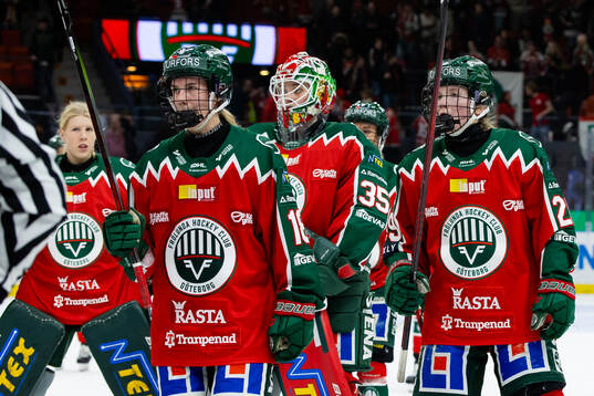Frölundas Elisa Holopainen, målvakt Stephanie Neatby och