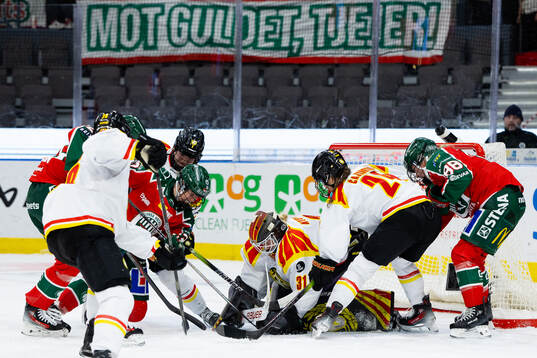 Brynäs målvakt Ena Nystrøm mot Frölundas Michelle