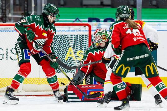 Brynäs Sara Cajanova (ej i bild) gör 0-1 på Frölundas