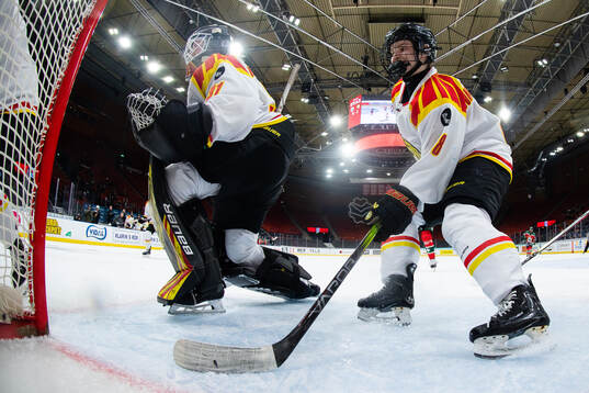 Brynäs målvakt Ena Nystrøm och Oona Koukkula