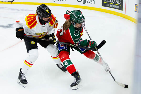 Brynäs Julia Östlund och Frölundas Emilia Vesa