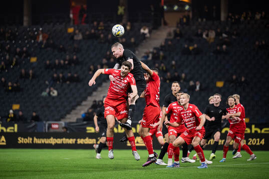 Värnamos Emin Grozdanic och AIKs Thomas Isherwood