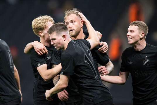 AIKs John Guidetti jublar med Andreas Redkin, Mads