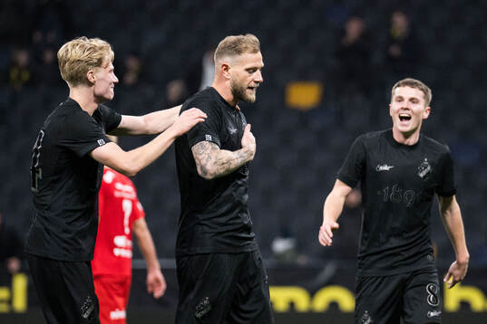 AIKs John Guidetti jublar med Andreas Redkin och Johan Hove