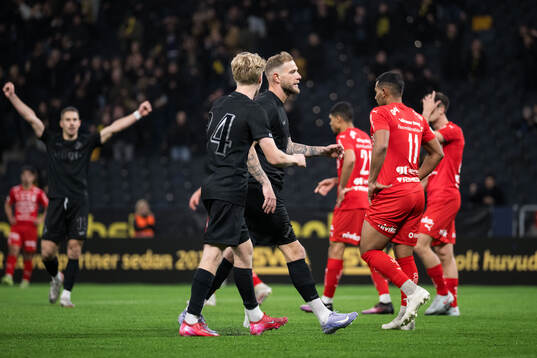 AIKs John Guidetti jublar med Andreas Redkin