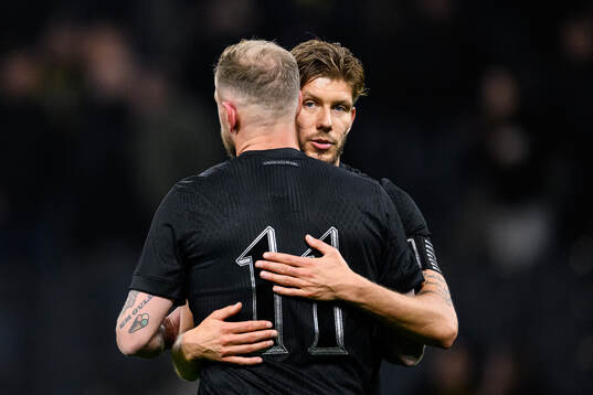 AIKs John Guidetti och Anton Saletros jublar