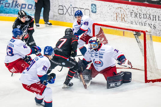 Nybros Radek Muzik och Oskarshamns målvakt Evan Cowley