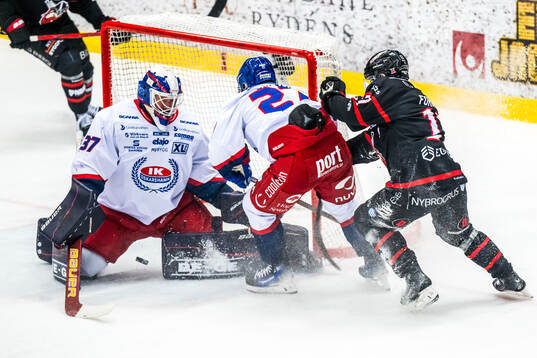 Oskarshamns målvakt Evan Cowley och Nolan Walker och