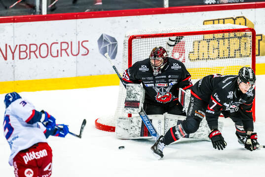 Oskarshamns Ludvig Östman och Nybros målvakt Alexander