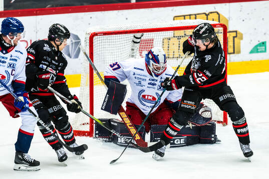 Oskarshamns målvakt Evan Cowley och Nybros Kalle Carlsson