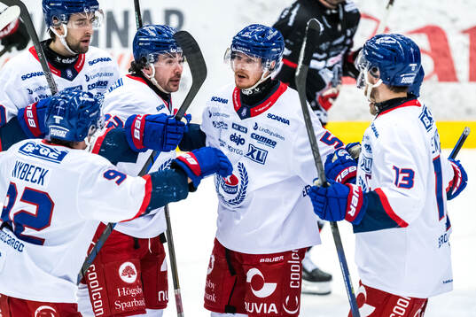 Oskarshamns Niclas Burström jublar med lagkamrater