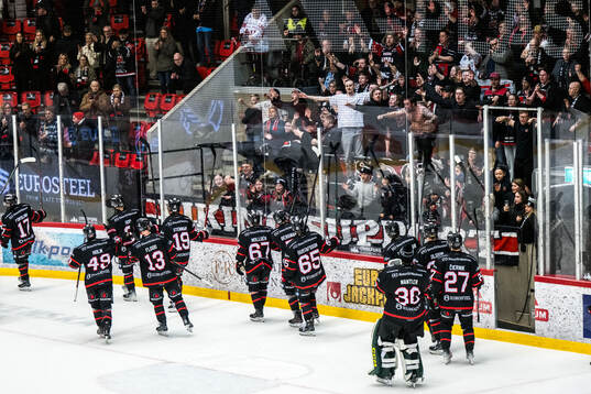 Nybros spelare jublar med supportrar