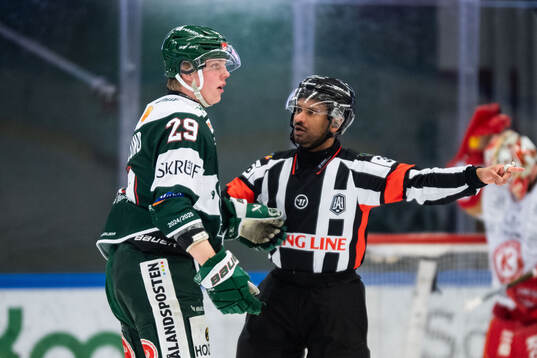 Tingsryds Valdemar Vesterlund i diskussion med domare