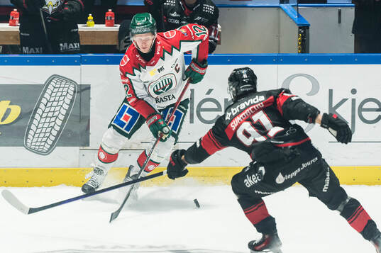 Frölundas Max Friberg och Malmö Redhawks Axel Sundberg