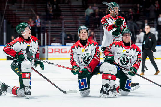 Frölundas Max Friberg jublar med lagkamrater