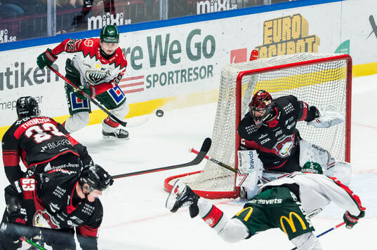 Frölundas Filip Cederqvist och Malmö Redhawks målvakt
