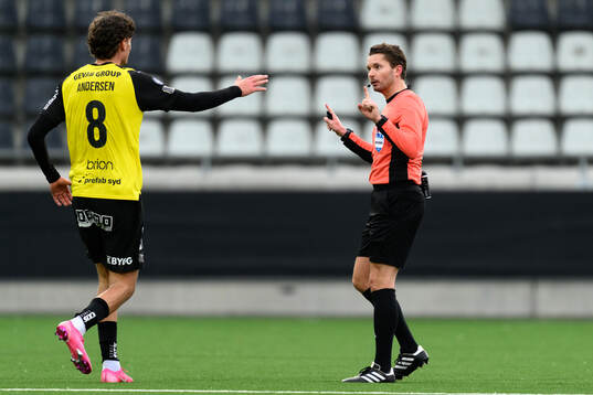 Häckens Silas Andersen och domare Joakim Östling