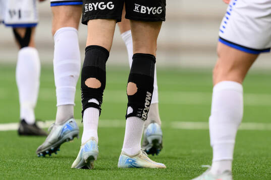 En spelare med ett par sönderklippta fotbollsstrumpor