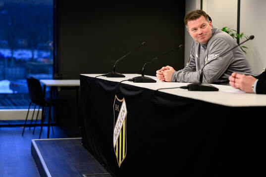 Häckens tränare Jens Gustafsson på en presskonferens