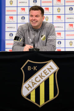 Häckens tränare Jens Gustafsson på en presskonferens