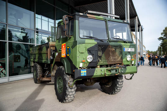 Militärfordon utanför Monitor ERP Arena
