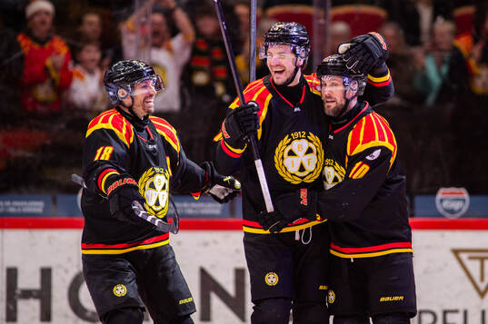 Brynäs Anton Rödin, Miks Indrasis och Johan Larsson jublar