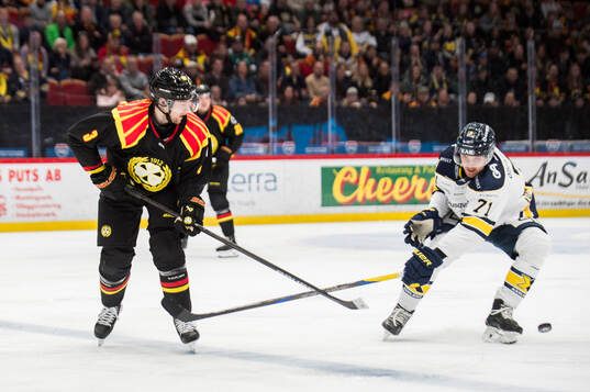 Brynäs Christian Djoos och HV71s William Ignberg Nilsson