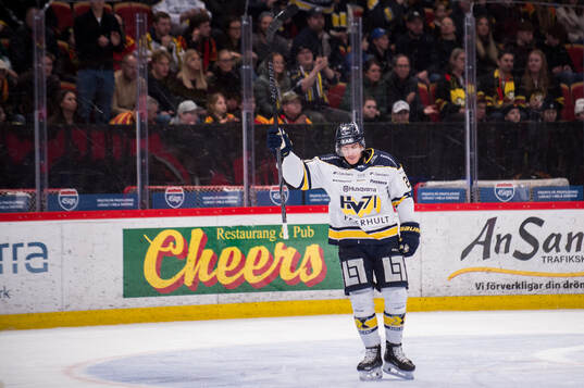 HV71s Andre Petersson jublar