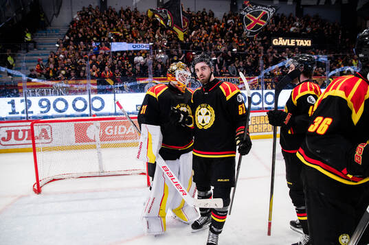 Brynäs målvakt Erik Källgren och Jack Kopacka jublar