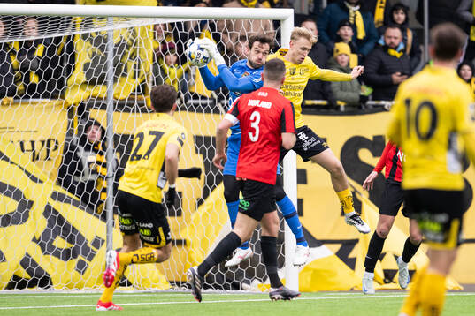 Brommapojkarnas målvakt Davor Blazevic och Elfsborgs Leo