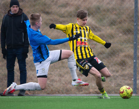 IFK Hässleholms Neo Jakobsson glidtacklat av Sölvesborgs