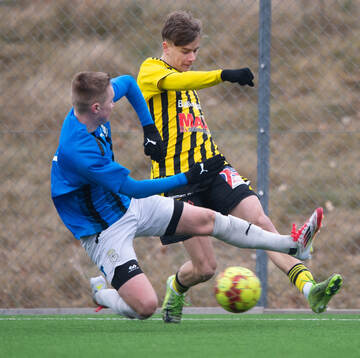 IFK Hässleholms Neo Jakobsson glidtacklat av Sölvesborgs
