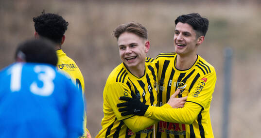 IFK Hässleholms 2-målsskytt Leon Skala grattas av Max