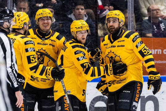 Skellefteås Jonathan Davidsson jublar med lagkamrater