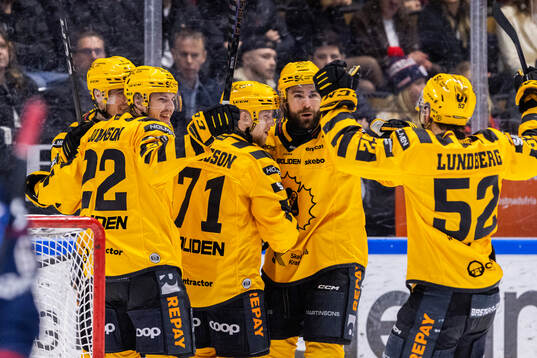 Skellefteås Jonathan Davidsson jublar med lagkamrater