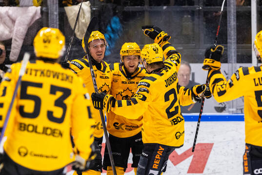 Skellefteås Jonathan Davidsson jublar med lagkamrater