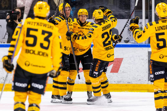 Skellefteås Jonathan Davidsson jublar med lagkamrater