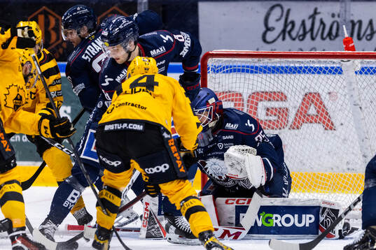 Linköpings Olle Strandell ,Jonathan Myrenberg och målvakt