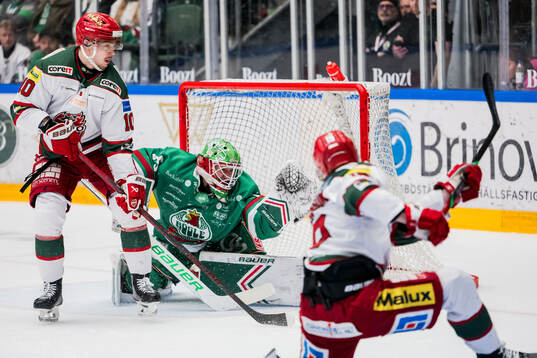 Modos Sampo Ranta och Rögles målvakt Arvid Holm