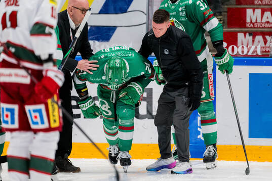 Rögles Henry Bowlby lämnar planen