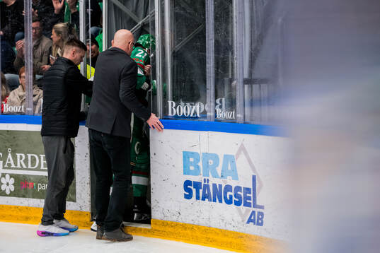 Rögles Henry Bowlby lämnar planen
