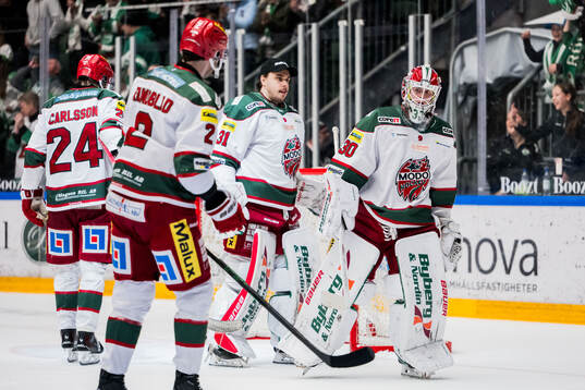Modos målvakt Olle Eriksson Ek och målvakt Lassi Lehtinen