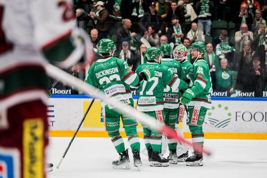 Rögles Joachim Blichfeld och målvakt Arvid Holm jublar