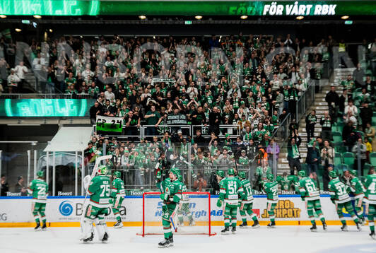 Rögles spelare jublar med supportrarna