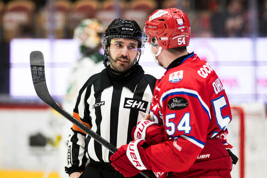 Timrås Jonathan Dahlén i samtal med domare    Mattias