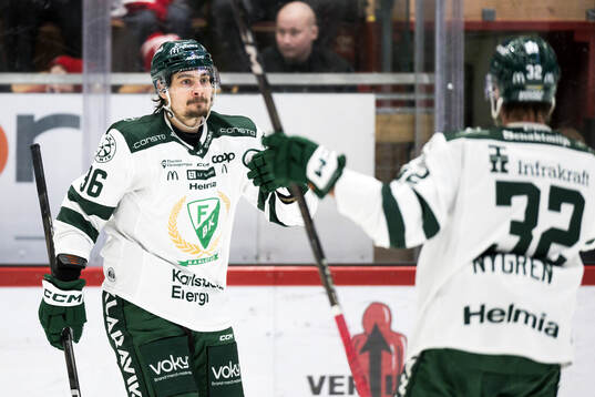 Färjestads David Tomasek jublar