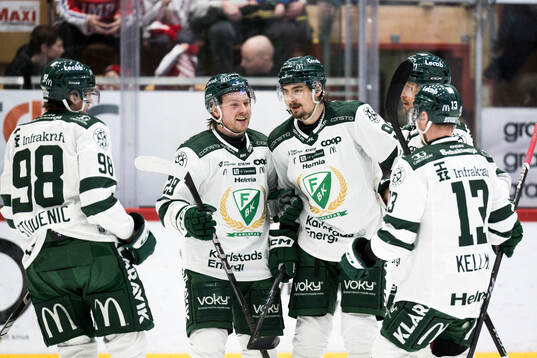 Färjestads Oskar Steen och Lucas Forsell jublar